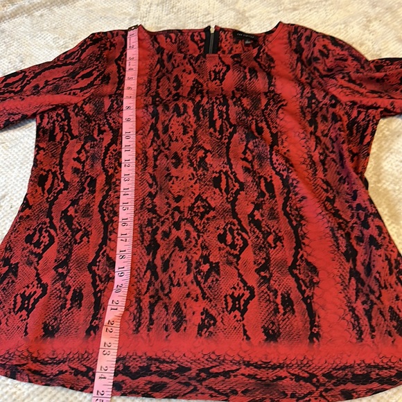 ❤️The Limited❤️Red and black snake print blouse, size L. - Picture 7 of 8
